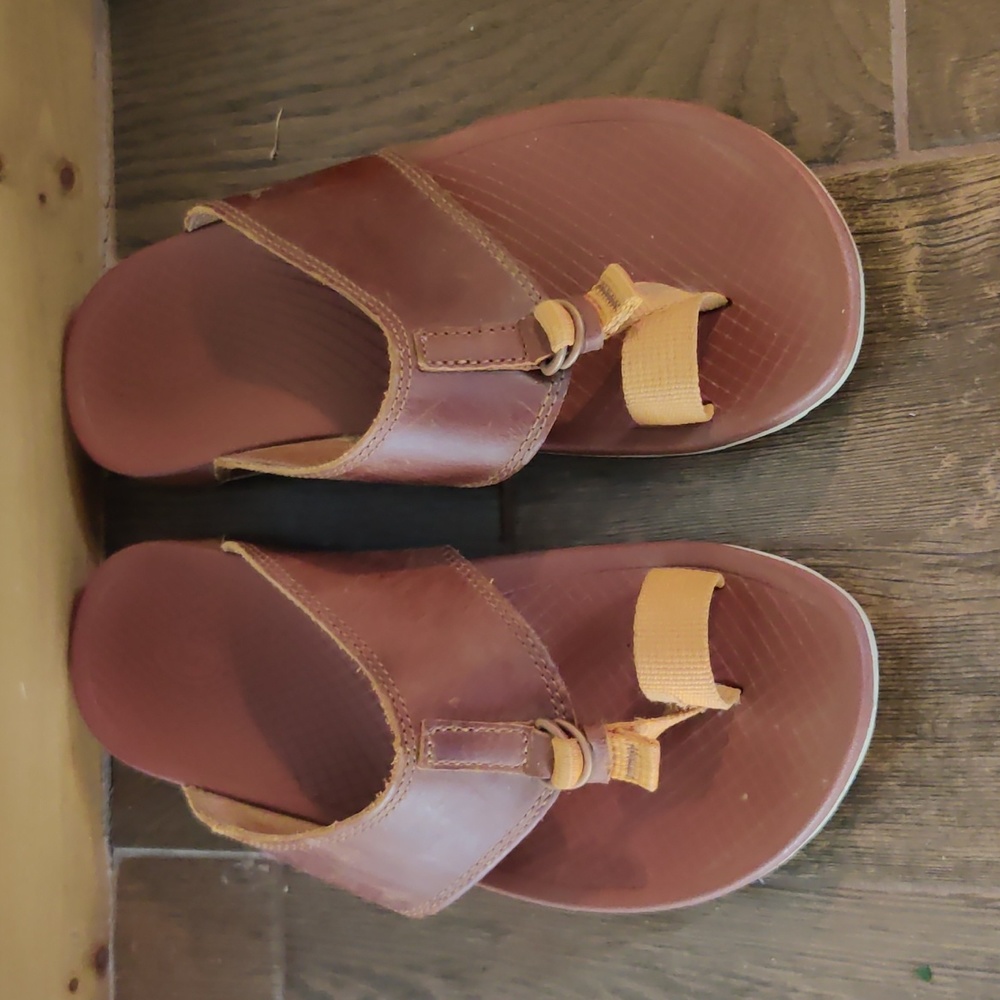Brown Leather Toe-Loop Women’s Sandals